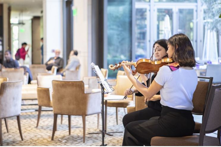 two female violinists playing the violin